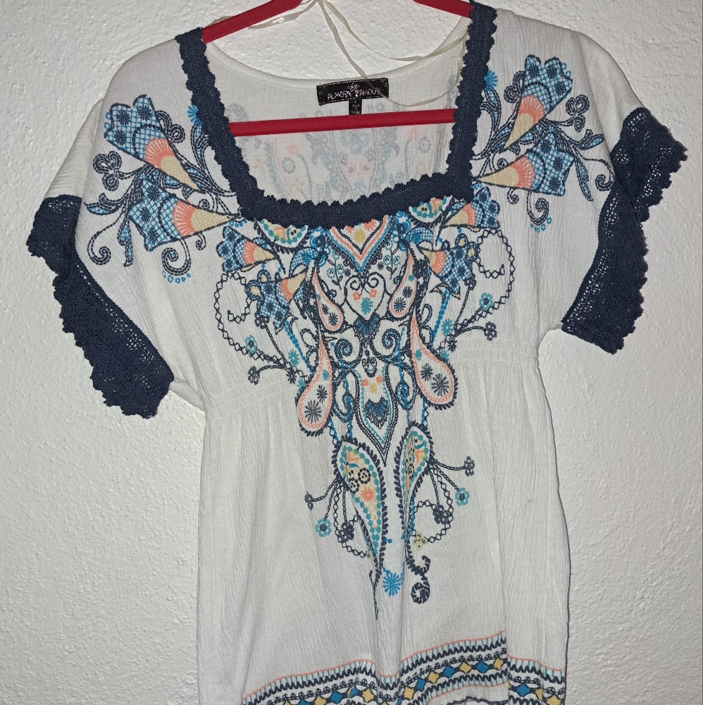 Short sleeve embroidered top